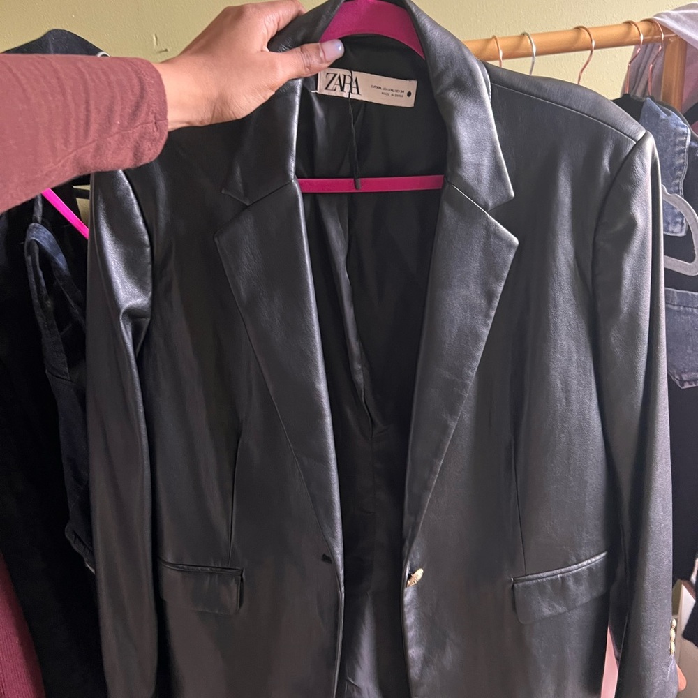 Zara Women's Sleek Black Blazer